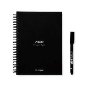 STARTER KIT INFINITE PLANNER A5. Sada obsahuje nekonečný diár A5, čistiacu súpravu, fixku a držiak na fixky - Reklamnepredmety